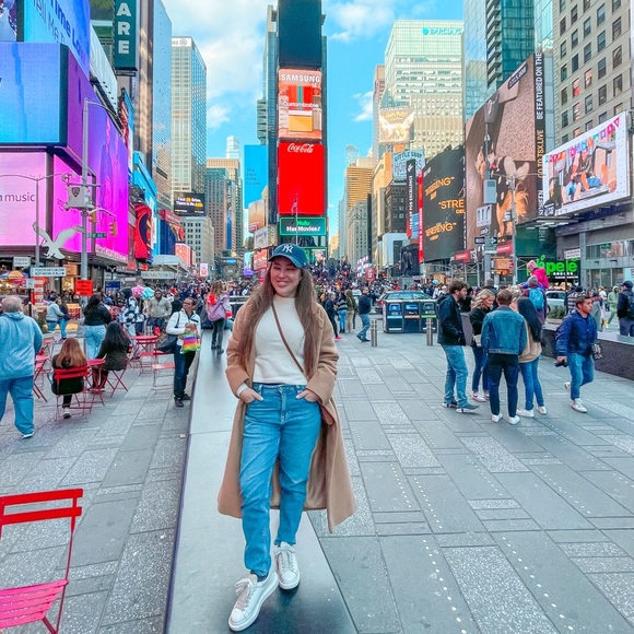 Meet your Posher, Lyneth - Picture 2 of 5